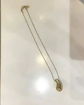 Dainty gold necklace with pendant