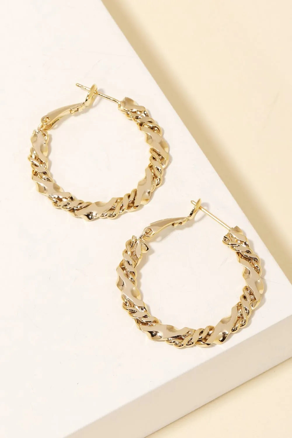FAME DOUBLE TWIST CHAIN LATCH HOOP EARRINGS