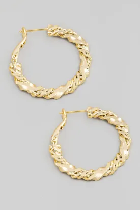 FAME DOUBLE TWIST CHAIN LATCH HOOP EARRINGS