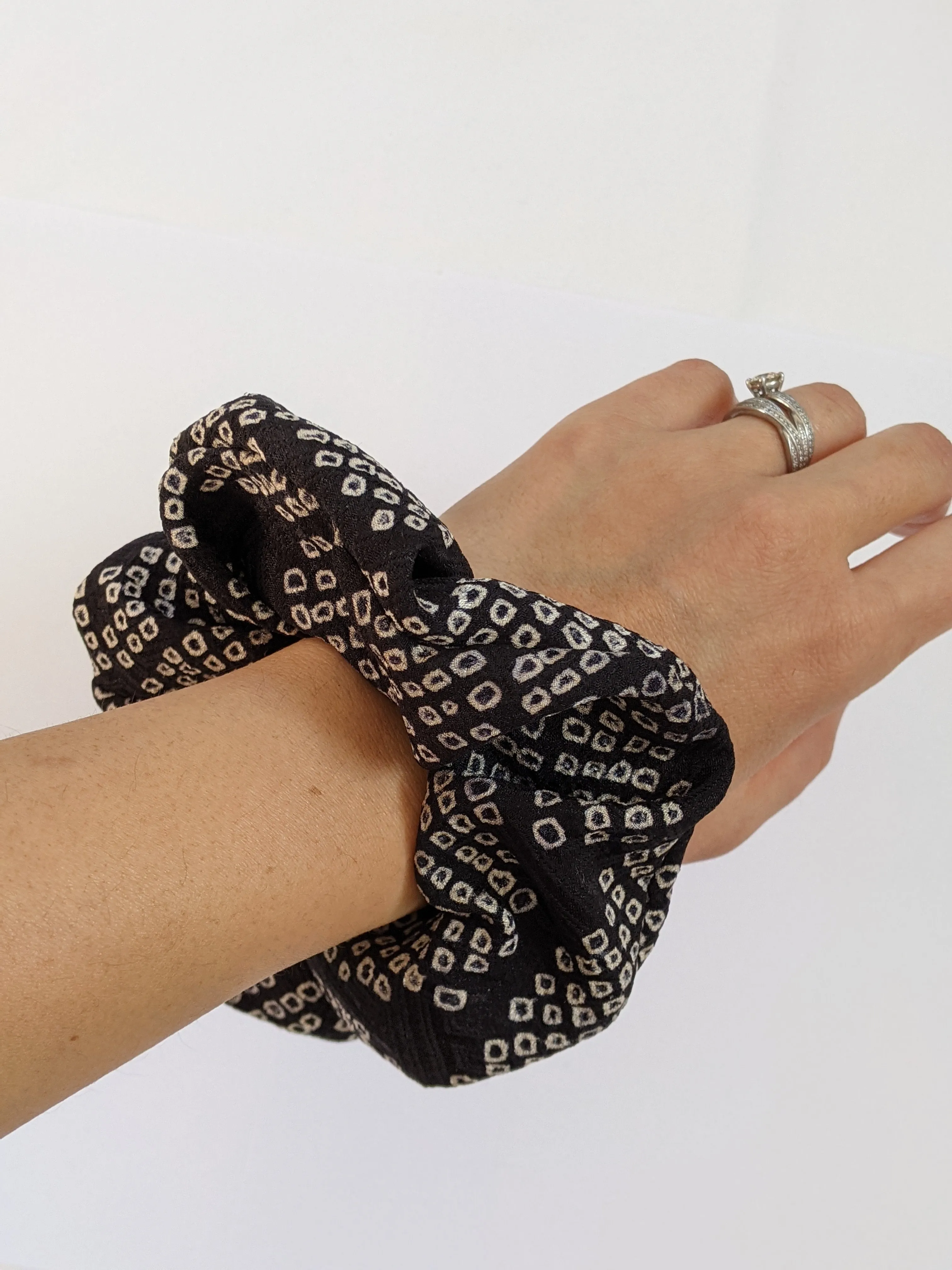 Shibori Silk Scrunchie - black and white