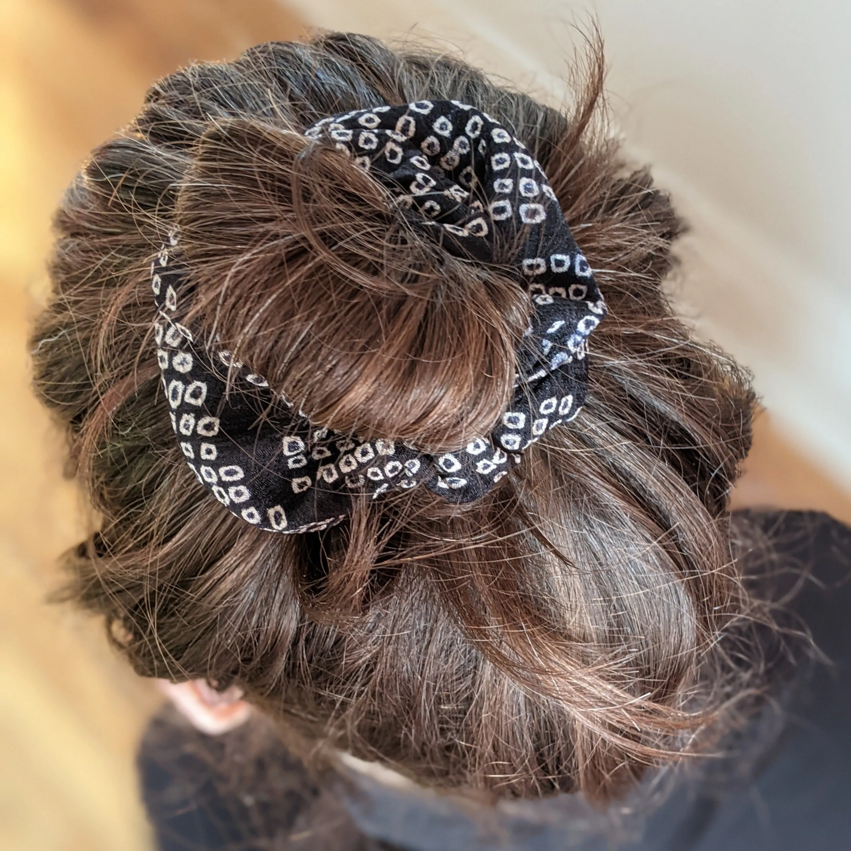 Shibori Silk Scrunchie - black and white