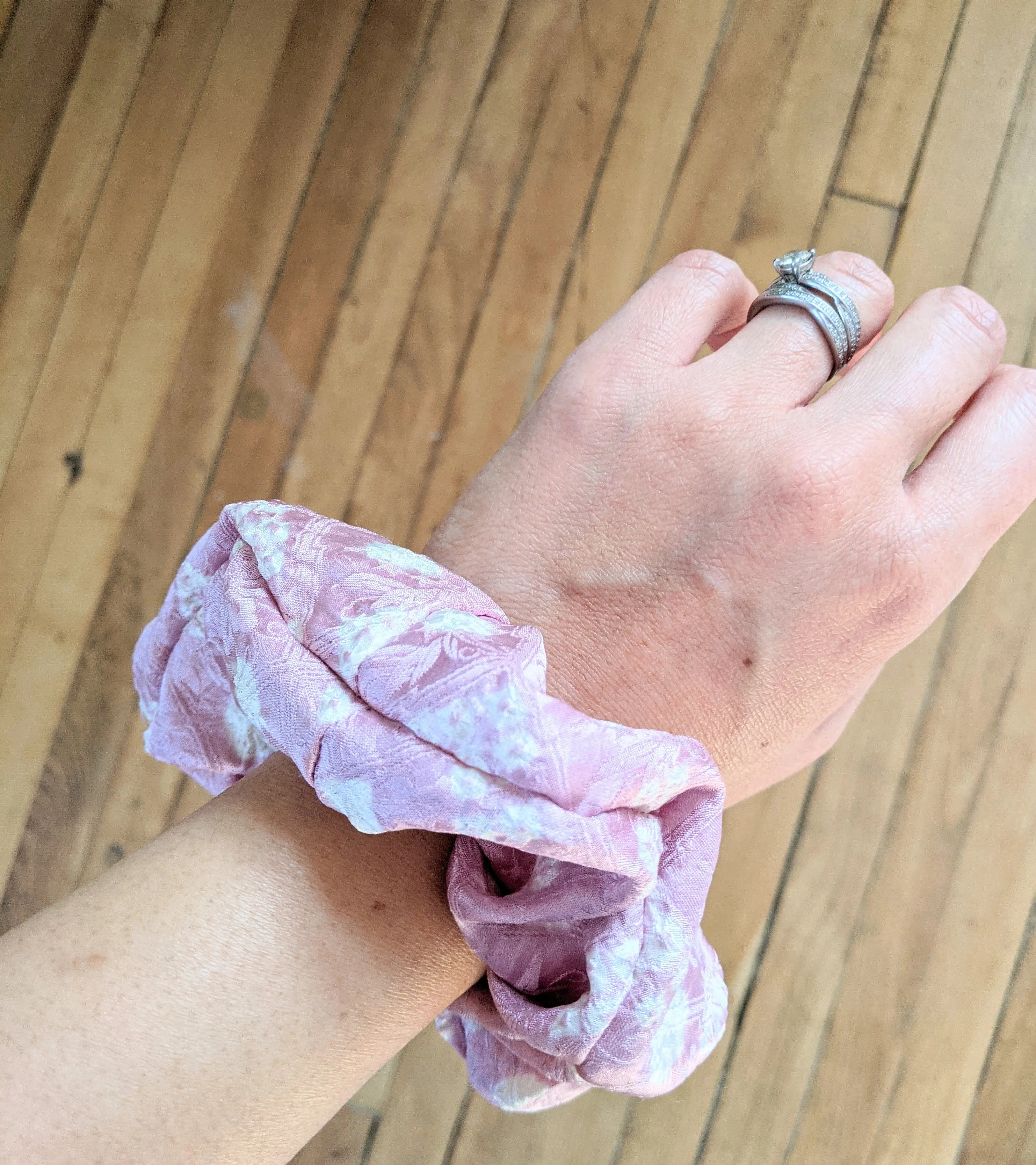 Shibori Silk Scrunchie - pink and white